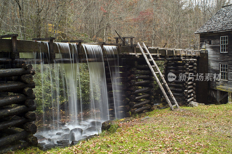 Grist Mill Aquaduct Waterfall at Great Smokey Mtns。国家公园